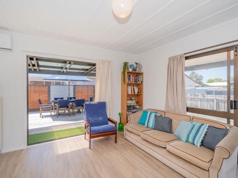 Shore Beats Work - Whangamata Holiday Home House in Whangamatā