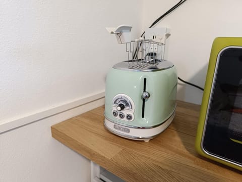 Kitchen or kitchenette, Breakfast, toaster