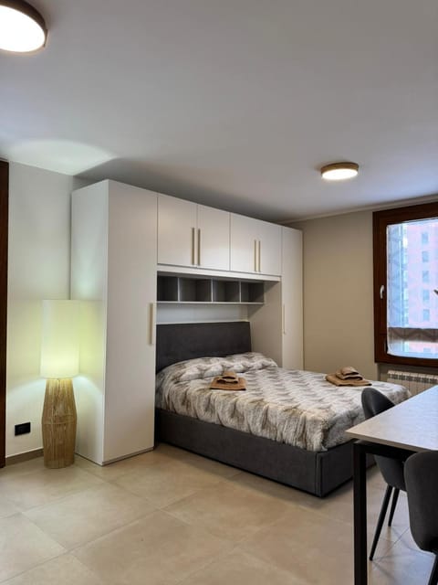 Bed, Photo of the whole room, Dining area, Bedroom