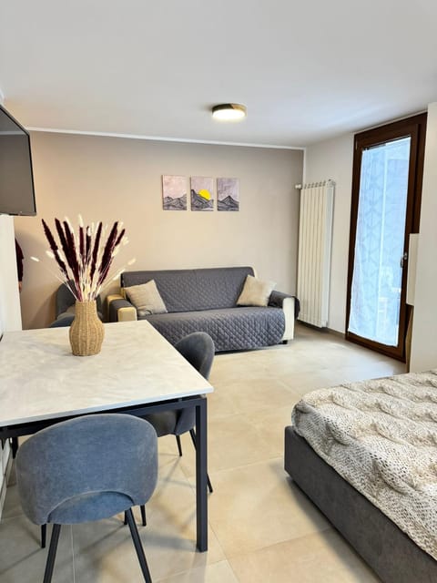 Photo of the whole room, Dining area