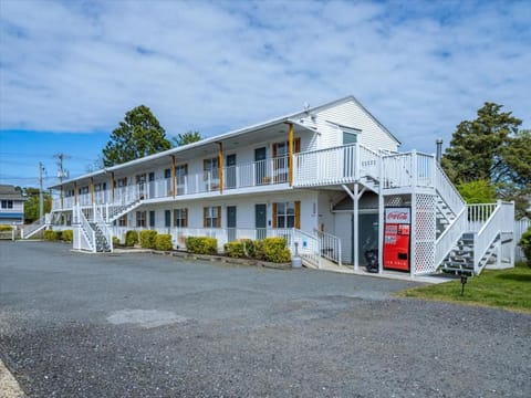 Property building, Pool view, Parking, vending machine