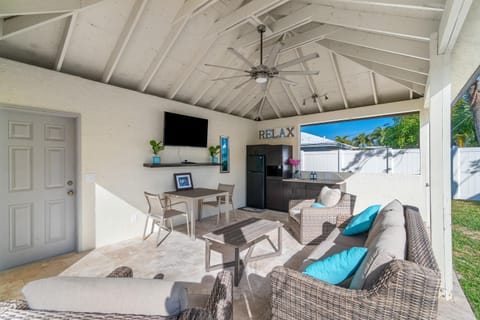 Heated Pool/Htub & Pool Cabana w/TV Walk to Beach! Haus in Riviera Beach