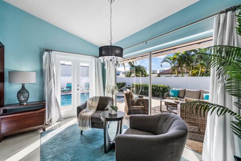 Heated Pool/Htub & Pool Cabana w/TV Walk to Beach! House in Riviera Beach