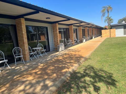 Jumbuck Motor Inn - POOL - PET FRIENDLY SECTION - KING BEDS Motel in Longreach