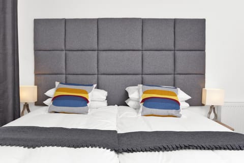 Bed, Bedroom, towels