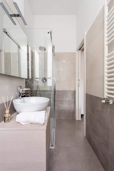 Shower, Bed, Bathroom, Photo of the whole room, Bedroom, Bath, towels