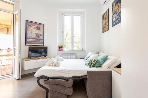 Bed, TV and multimedia, Living room, Photo of the whole room, Seating area, Bedroom