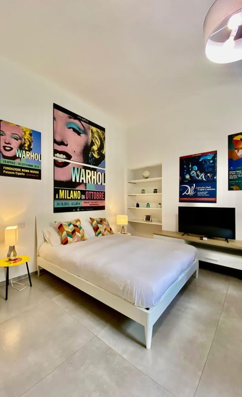 Bed, TV and multimedia, Photo of the whole room, Bedroom