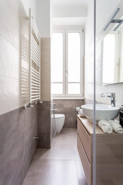 Shower, Toilet, Bathroom, Bath, towels