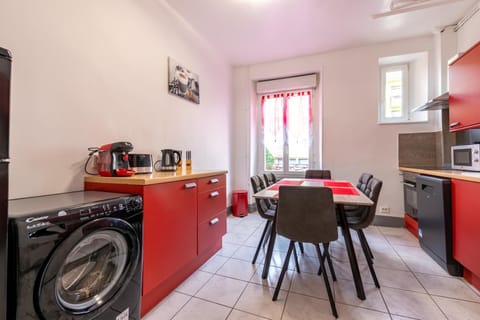 Kitchen or kitchenette, Dining area, dishwasher, oven, stove, toaster, washing machine