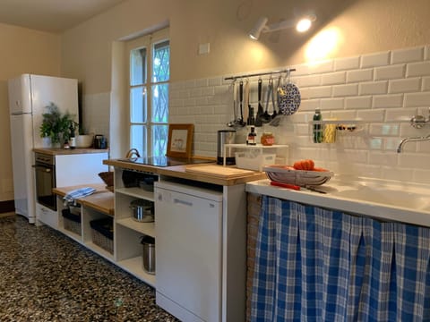 Kitchen or kitchenette, Communal kitchen