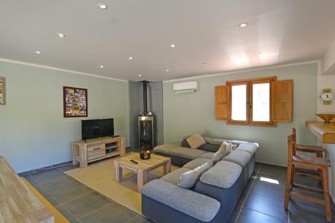 Communal lounge/ TV room, TV and multimedia, Living room, Seating area, fireplace, air conditioner