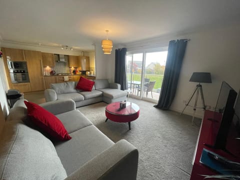 The Duplex Nairn- Spacious 3 Bedroom with sunny balcony Apartment in Nairn