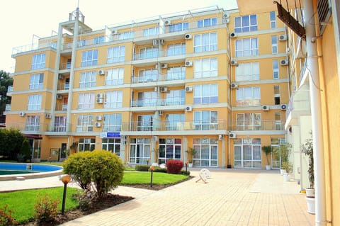 Flores Park Appartement-Hotel in Sunny Beach
