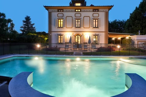 Property building, Night, Garden, Garden view, Pool view, Swimming pool, sunbed