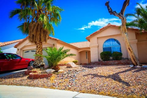 Luxury 1900 SQ FT House Huge 46 FT Pool & Hot SPA Maison in North Las Vegas