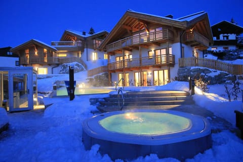 Property building, Facade/entrance, Winter, Hot Tub, Swimming pool