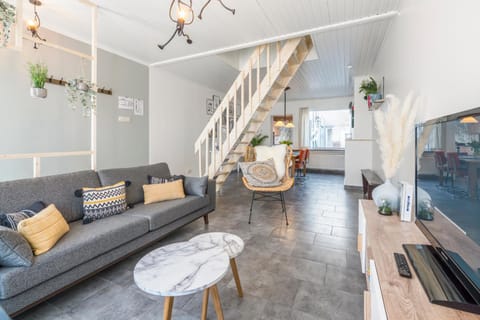 Communal lounge/ TV room, TV and multimedia, Living room, Seating area