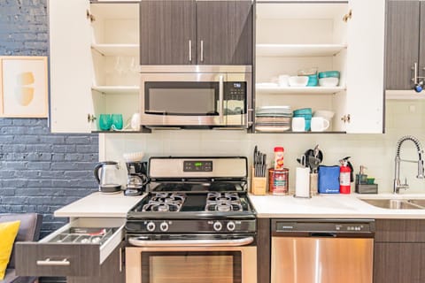 McCormick Place modern and cosy 420 friendly gem on Michigan avenue with optional parking for 6 guests Apartment in South Loop