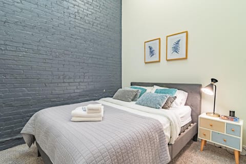 McCormick Place modern and cosy 420 friendly gem on Michigan avenue with optional parking for 6 guests Apartment in South Loop