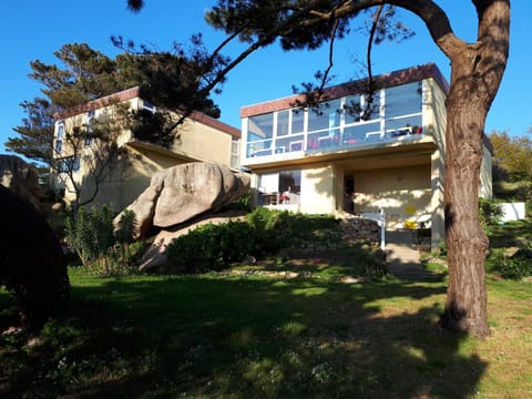 Property building, Restaurant/places to eat, Natural landscape, Sea view
