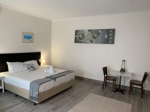 BENDIGO HIGH ST APARTMENTS with KING BED-COURTYARD-KITCHEN-REFURBISHED 2022 Motel in Bendigo