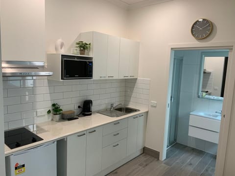 BENDIGO HIGH ST APARTMENTS with KING BED-COURTYARD-KITCHEN-REFURBISHED 2022 Motel in Bendigo