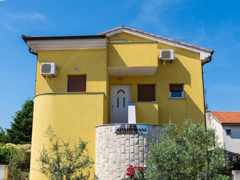 Property building, Facade/entrance