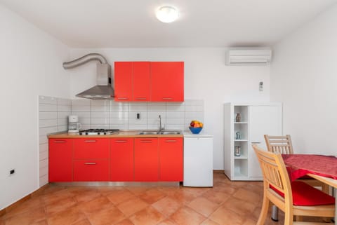 Kitchen or kitchenette, air conditioner