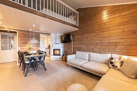 Kitchen or kitchenette, Seating area, Dining area