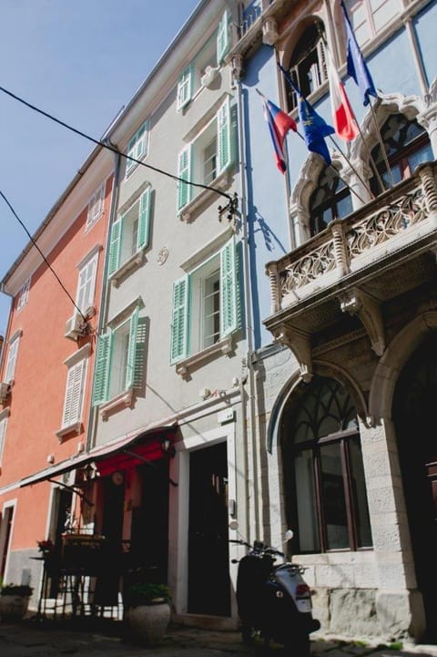 Property building, Facade/entrance