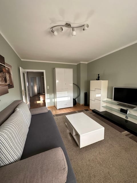 TV and multimedia, Living room, Seating area, Evening entertainment