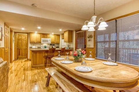 Brentwood, Resort Pool, FREE Attraction tickets, Near Parkway, Hot Tub, Arcade Game, WIFI!!! House in Pigeon Forge