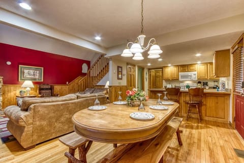 Brentwood, Resort Pool, FREE Attraction tickets, Near Parkway, Hot Tub, Arcade Game, WIFI!!! House in Pigeon Forge