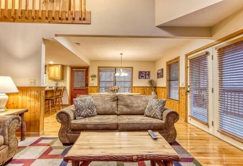 Brentwood, Resort Pool, FREE Attraction tickets, Near Parkway, Hot Tub, Arcade Game, WIFI!!! House in Pigeon Forge