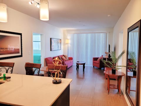 Venice Beach luxury Apartments minutes to The Marina And Santa Monica limited time free parking Apartment hotel in Marina del Rey