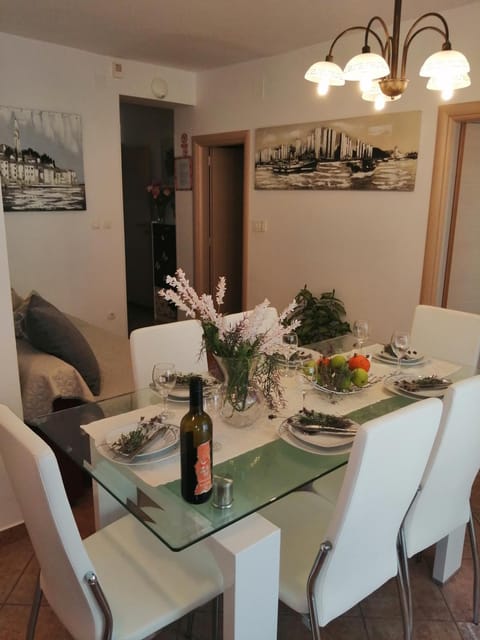 Photo of the whole room, Dining area