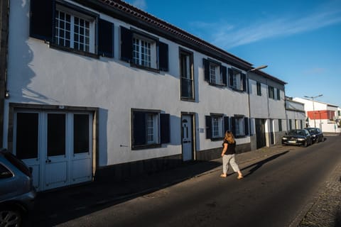 Property building, Facade/entrance, Neighbourhood, Street view, Parking