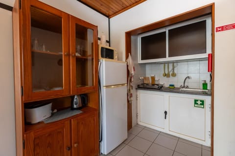 Coffee/tea facilities, Kitchen or kitchenette, microwave, storage, stove