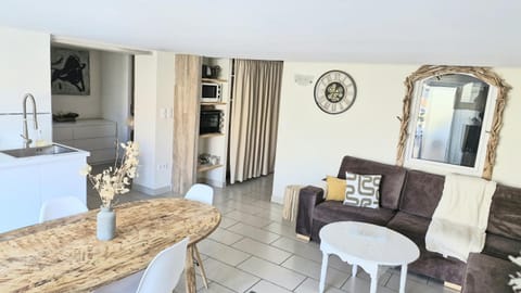 Kitchen or kitchenette, Living room, Seating area, Dining area