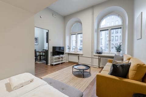 Bed, TV and multimedia, Living room, Photo of the whole room, Seating area, Bedroom