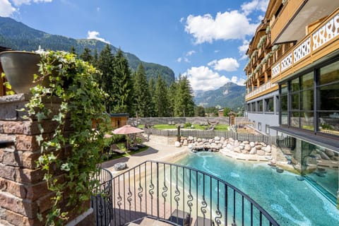 Property building, Bird's eye view, Garden, Garden view, Swimming pool