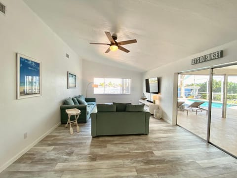 Ruby's Lake Retreat House in Cape Coral
