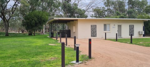 Riversands Rest Accommodation Paringa - River Box Cottage House in Renmark
