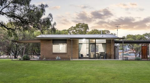 Riversands Rest Accommodation Paringa - Coobah Cottage Bed and Breakfast in Renmark