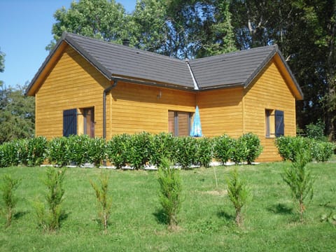 Gîte chalet bois avec spa privatif House in Auvergne-Rhône-Alpes