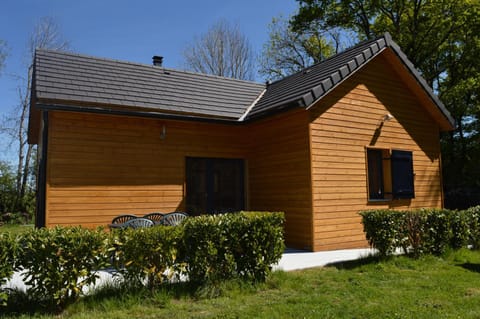 Gîte chalet bois avec spa privatif House in Auvergne-Rhône-Alpes
