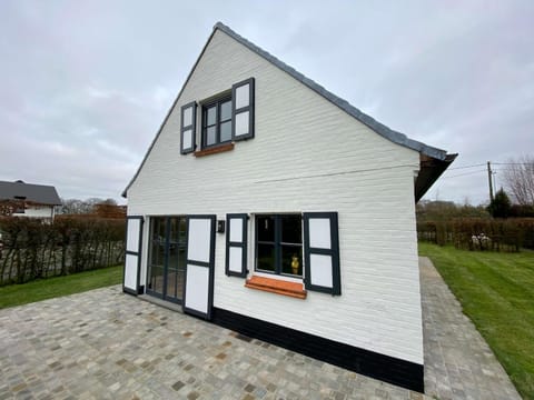 Property building, Facade/entrance, Garden