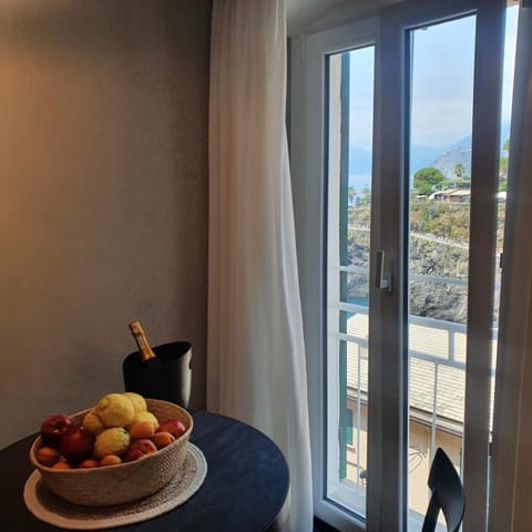 Dreamers Sea View - White and Green Apartment in Manarola