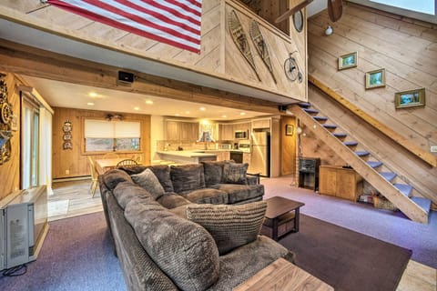 Cozy Mountain Retreat with Deck about 3 Mi to Mount Snow House in Dover